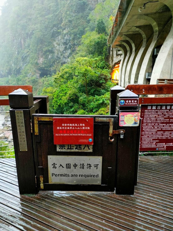 受尼莎颱風環流及東北季風共伴影響，雨勢不斷，太魯閣國家公園管理處表示，山區評估累積雨量將超過100毫米，恐造成土石鬆滑，觀測錐麓古道步道300公尺處溪溝水位持續上漲，影響通行，自16日起封閉。（太魯閣國家公園管理處提供）中央社記者李先鳳傳真  111年10月16日