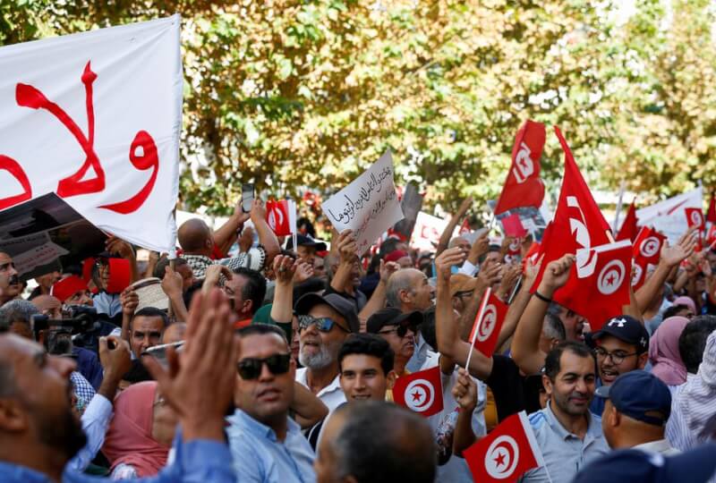 數千名突尼西亞民眾15日在首都突尼斯示威抗議，抨擊總統薩伊德奪權。（路透社）