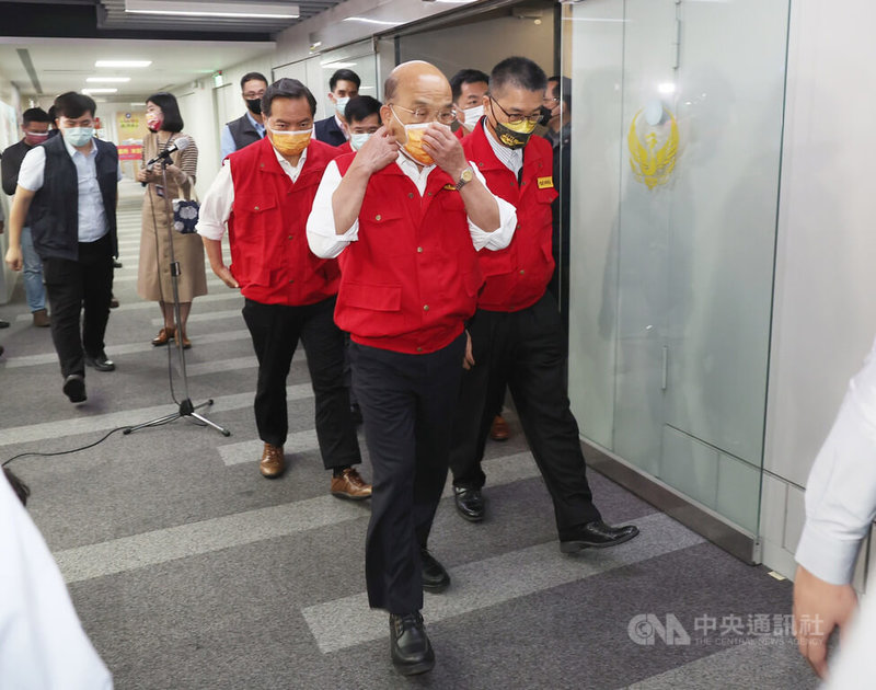 中共總書記習近平強調堅決反對台獨與外部勢力,並宣稱不承諾放棄使用武力。行政院長蘇貞昌(前中)16日受訪表示,台灣為主權獨立國家,也一再被世界肯認,前途由台灣人自己決定。中央社記者張新偉攝 111年10月16日