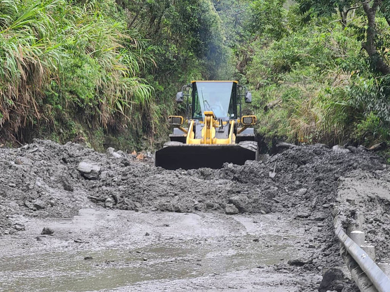 花蓮連日大雨，造成中橫公路關原災害搶修路段災情擴大，另天祥以西有多處零星落石及泥流狀況，其中162.2公里迴頭彎路段泥流阻斷交通，16日傍晚起預警性封路，17日中午已搶通。（第四區養護工程處太魯閣工務段提供）中央社記者李先鳳傳真  111年10月17日