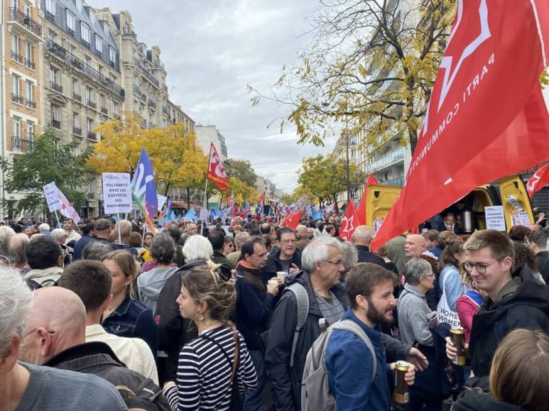 左翼新民眾生態和社會聯盟（NUPES）16日發起「抗議昂貴生活與氣候無作為遊行」，活動順利、和平。主辦單位表示，示威人數達14萬人，警方則說約3萬人。中央社記者曾婷瑄巴黎攝 111年10月17日