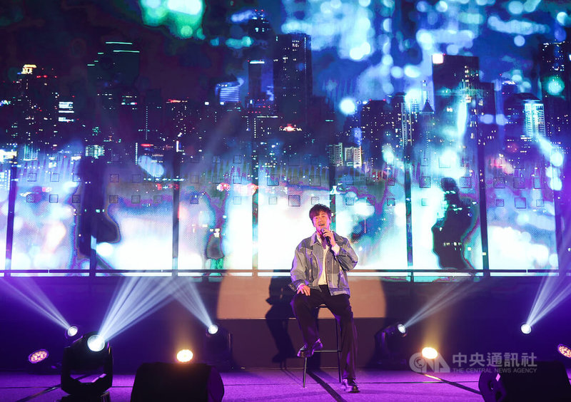 歌手李聖傑加盟華納音樂，17日在台北舉辦記者會，並宣布推出新專輯「Face II真‧裏」，現場演唱新歌「最美的遺憾」。中央社記者張新偉攝  111年10月17日