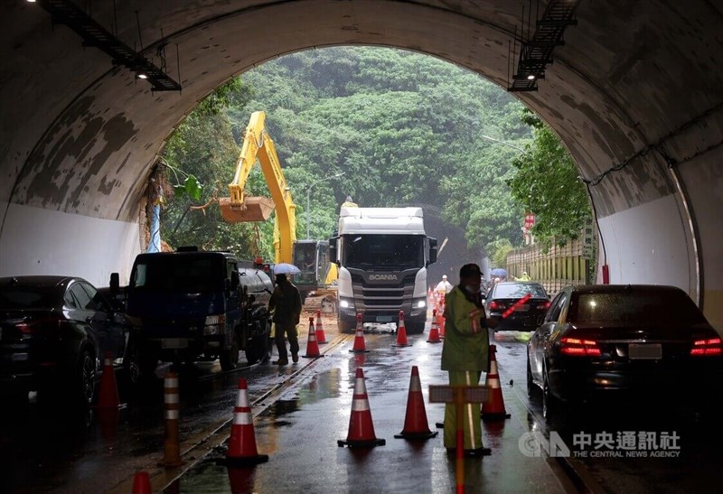 颱風尼莎帶來豪雨,內湖區康樂隧道口16日傍晚發生土石及路樹崩落,雙向無法通行;台北市新工處連夜趕工,17日上午已搶通,並持續進行邊坡修復工作。中央社記者王飛華攝 111年10月17日