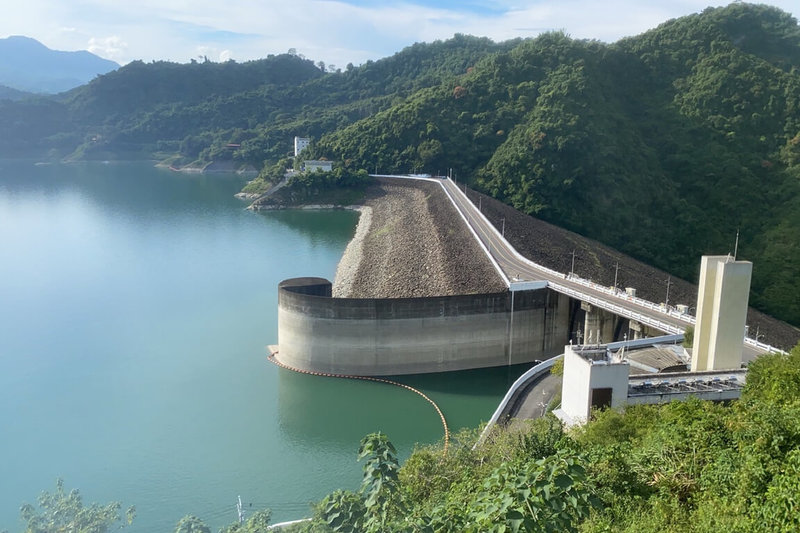 颱風尼莎外圍環流沒有為台南主要水庫集水區帶來明顯降雨，南區水資源局指出，今年6到10月降雨量僅為歷年平均值5成，曾文－烏山頭水庫系統總蓄水率不到48%，呼籲民眾節水因應枯水季。圖為曾文水庫。（南水局提供）中央社記者楊思瑞台南傳真 111年10月17日