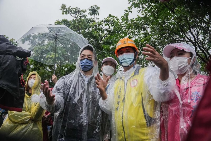 颱風尼莎遠離但豪雨釀災，國民黨台北巿長參選人蔣萬安（前左）17日上午前往內湖區大湖里勘查，並重申「耐災城市」政見，盼引進「全災害管理思維」。（蔣萬安競選辦公室提供）中央社記者劉世怡傳真  111年10月17日