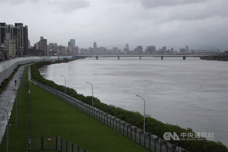 受颱風尼莎外圍環流連日降雨影響，台北市延平河濱公園河道水位高。中央社記者王騰毅攝 111年10月17日