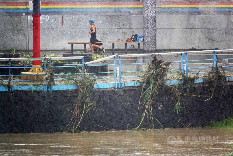 颱風尼莎帶來豪雨，基隆河水位17日逼近台北市彩虹河濱公園步道高度。中央社記者鄭傑文攝 111年10月17日