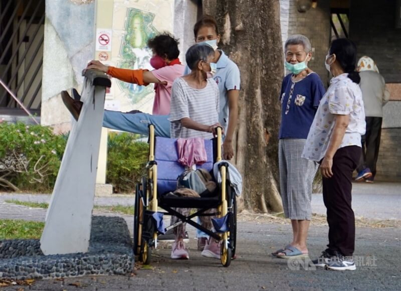 圖為10月3日午後高雄鳳山區公園內長者戴口罩話家常。(中央社檔案照片)
