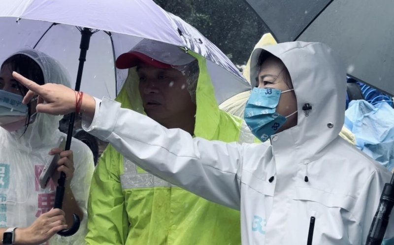 颱風尼莎夾帶豪雨，台北市多處發生災情，台北市長柯文哲遭批忙南下輔選不顧災情。對此，無黨籍台北市長參選人黃珊珊（右）17日表示，城市治理都有分層負責，不會凡事都要市長在，選舉期間大家都拿此炒作。（黃珊珊競選辦公室提供）中央社記者黃麗芸傳真  111年10月17日