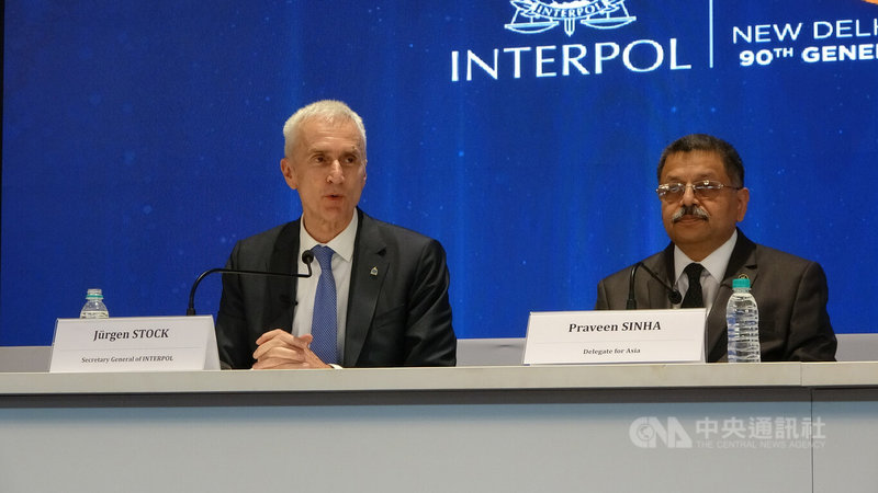 第90屆國際刑警組織（Interpol）大會將於18至21日在新德里舉行，Interpol祕書長史托克（Juergen Stock）（左）17日在記者會上表示，不能給予台灣觀察員的地位。右為印度中央調查局特別局長辛哈（Praveen Sinha）。中央社記者林行健新德里攝 111年10月17日