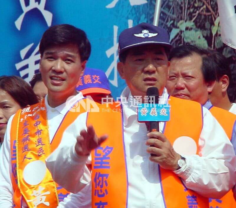 2001年11月2日，親民黨主席宋楚瑜（前右）為競選連任的立委黃義交（前左）站台。（中央社檔案照片）