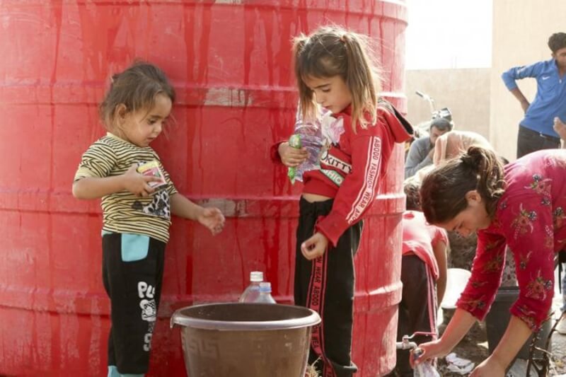 聯合國兒童基金會17日表示，俄羅斯侵略烏克蘭及後續引發的經濟衝擊，迫使東歐和中亞地區400萬兒童陷入貧困。圖為敘利亞民眾在避難所裝水。（圖取自聯合國兒童基金會網頁unicef.org）
