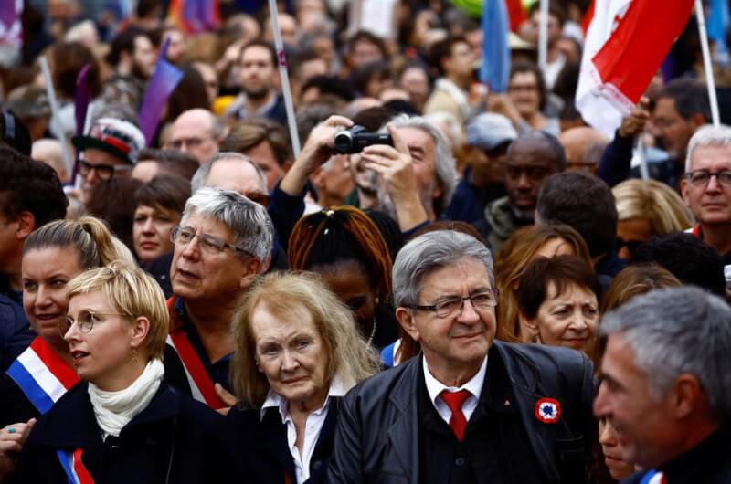 數以千計群眾16日走上巴黎街頭抗議物價飆漲，極左派政黨「不屈法國」領導人梅蘭雄（前左3）偕同今年諾貝爾文學獎得主安妮．艾諾（前左2）一起遊行。（路透社）