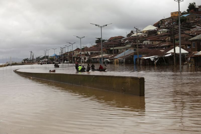 奈及利亞爆發10年來最嚴重洪災，根據16日發布最新死亡統計，已知有600多人喪生。圖為奈及利亞13日淹水情形。（路透社）