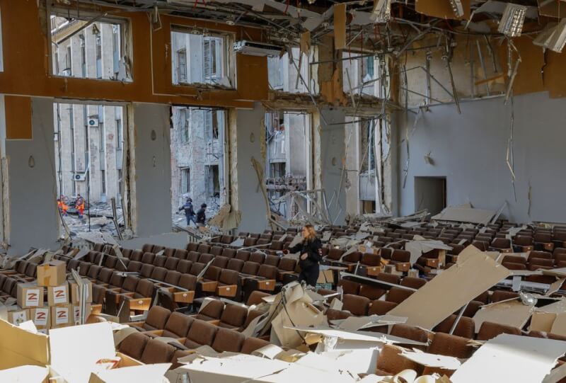 烏克蘭總統澤倫斯基16日指出，烏東頓巴斯地區的索萊達和巴赫姆特兩座城鎮，當地正進行激烈戰鬥。圖為16日頓內茨克建築遭俄軍轟炸。（路透社）