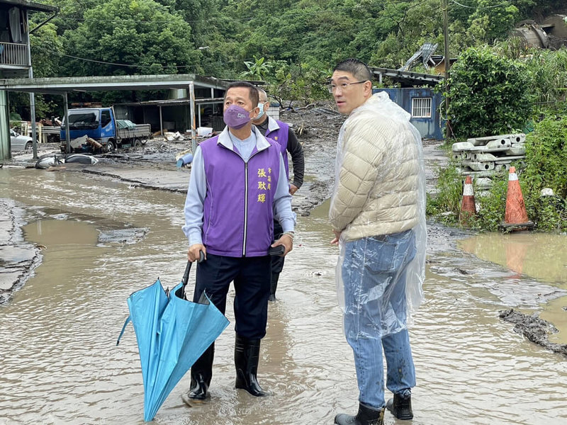 基隆市東新街17日發生土石流沖進屋內，國民黨基隆市長參選人謝國樑（右）18日前往現場關心受災戶，並建議市府和中央制定相關災情處理流程。（謝國樑提供）中央社記者王朝鈺傳真  111年10月18日