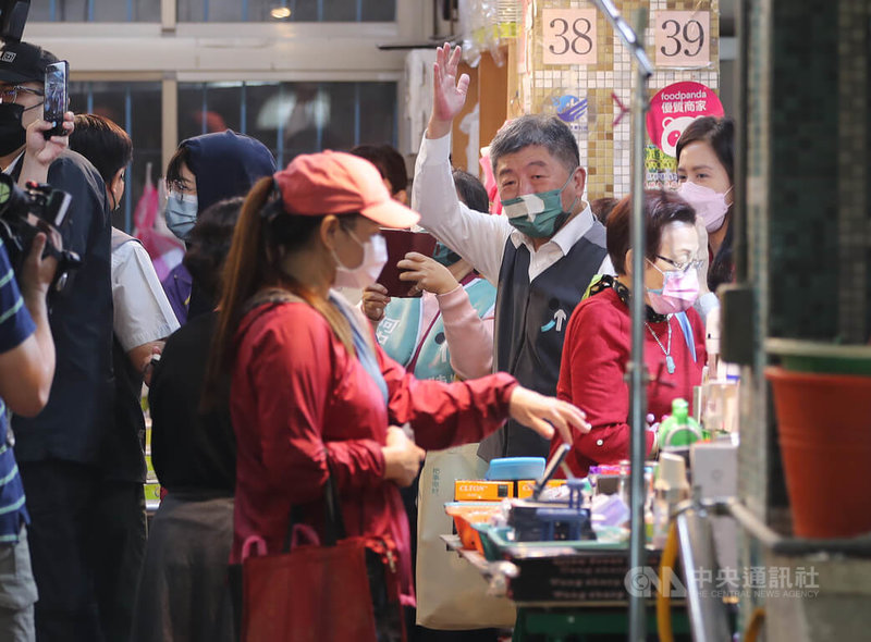 台北市長柯文哲未在北市豪雨成災第一時間北返坐鎮挨批，受訪並自稱是「作秀的說明」。民進黨台北市長參選人陳時中（揮手者）18日上午到松江市場掃街拜票，接受媒體聯訪表示，跟市民說明是重要的，扭曲市政透明度不好。中央社記者裴禛攝  111年10月18日