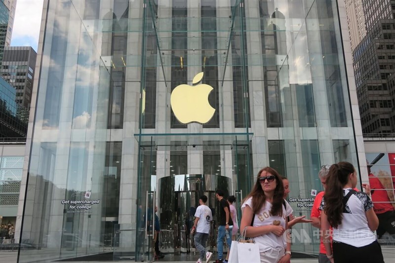 蘋果公司傳出暫停使用中國長江存儲記憶體晶片計畫。圖為曼哈頓第五大道蘋果直營店外觀。（中央社檔案照片）
