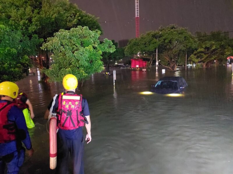 台北市士林區通河街堤外停車場16日晚間瞬間積淹水，北市警消獲報，有部分民眾因此受困，立即派員到場救援，順利救出2人、1人自行上岸。（翻攝照片）