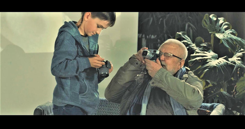 紀錄片「安塔納斯．蘇庫斯」中，可見立陶宛攝影家安塔納斯．蘇庫斯（Antanas Sutkus）（右）隨身攜帶相機，拍攝記錄立陶宛的民生百態。（國家攝影文化中心提供）中央社記者王寶兒傳真  111年10月18日