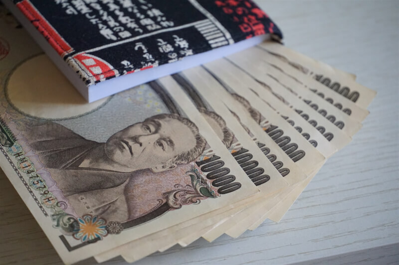 20日外匯市場日圓一度貶至1美元兌150日圓，是時隔32年來的新低水準。（圖取自Unsplash圖庫）
