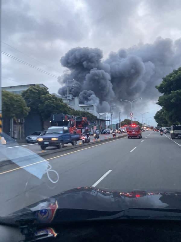 台中市潭子區福貴路一處鐵皮工廠18日下午發生火警，火勢猛烈，濃煙直竄天際。（民眾提供）中央社記者趙麗妍傳真  111年10月18日