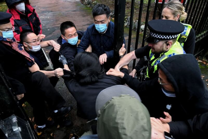 數名旅英港人16日在中國駐曼徹斯特總領事館外抗議，一名男子被拖進總領事館圍毆。（路透社）