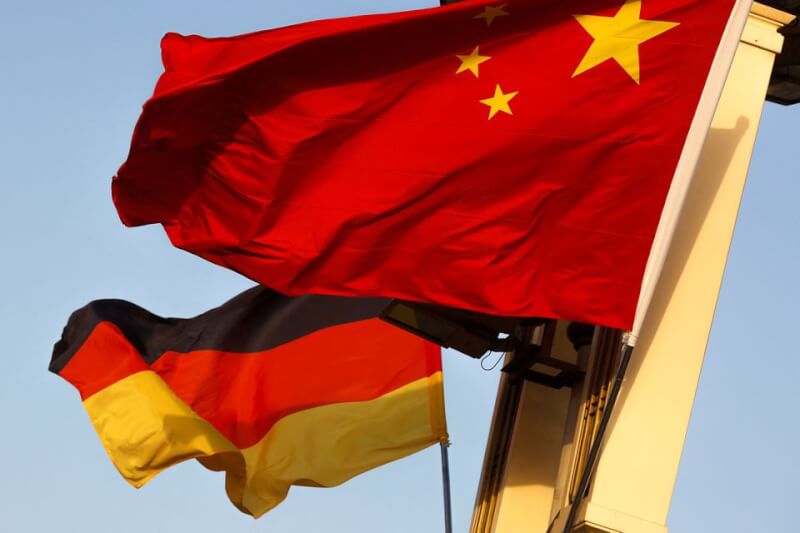 傳德國可能考慮限制向中國出口用於製造半導體的化學品，德國官員28日表示目前沒有這類計畫。圖為德國及中國國旗在天安門廣場飄揚。（路透社）