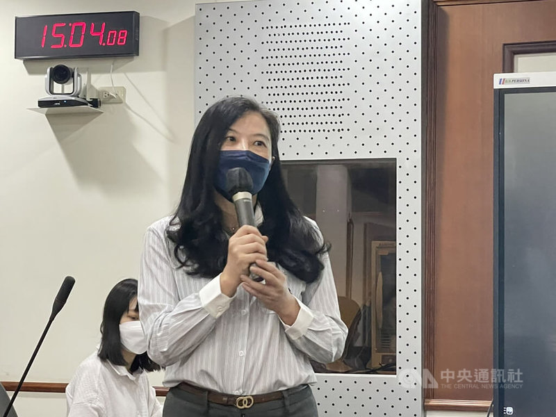 法務部保護司副司長陳佳秀(前)19日表示,各檢察機關辦理反賄選,結合地方資源與網絡,並借重民間力量,總計結合6383個公私立單位,辦理1125場別出心裁的創新宣導,並前進原民部落進行194場宣講。中央社記者劉世怡攝 111年10月19日