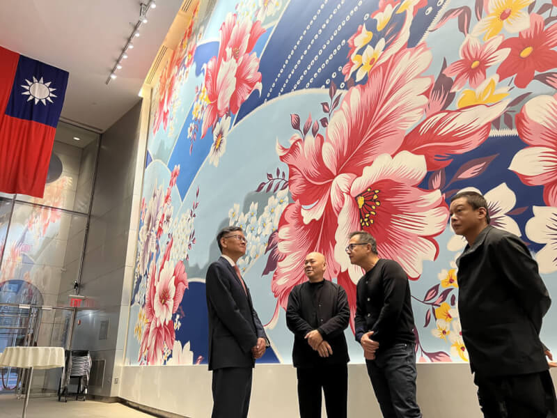 駐紐約辦事處大廳牆面創作「島嶼生活」18日揭幕，處長李光章（左起）、導演蔡明亮、藝術家林明弘及演員李康生一同見證。中央社記者尹俊傑紐約攝 111年10月19日