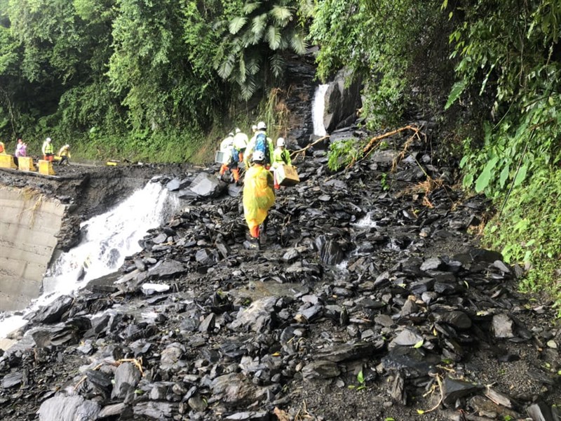 宜蘭縣大同鄉明池山莊遊客因豪雨、道路坍方受困超過3天，桃園市政府19日表示已協助187人脫困。（宜蘭縣政府提供）