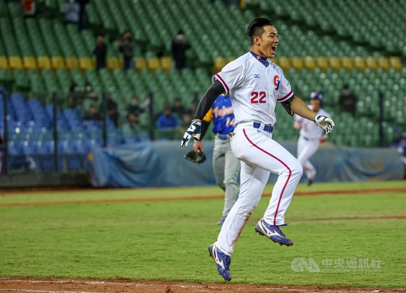 U23世界盃棒球賽，台灣隊18日晚間以4比3擊敗委內瑞拉，台灣隊曾宸佐8局下敲出中外野再見安打結束比賽，跑壘時他開心跳躍。中央社記者鄭清元攝 111年10月18日