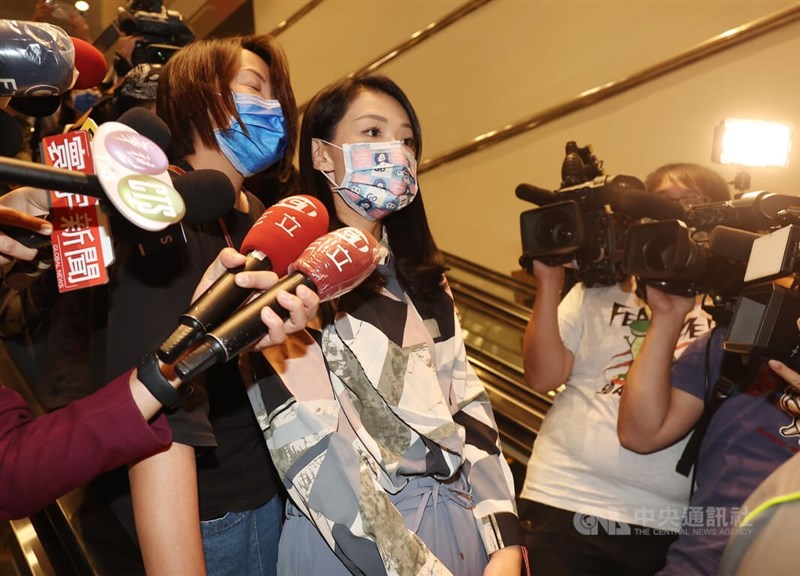 民眾黨新竹市長參選人高虹安（中）論文爭議延燒，她19日表示，針對資策會將提出訴訟主張研究論文著作權，已委請律師處理。（中央社檔案照片）