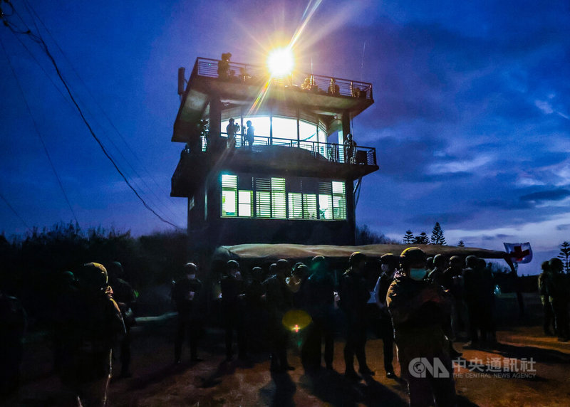 陸軍澎湖防衛指揮部19日清晨實施例行性「鎮疆操演」，驗證平時部隊實戰訓練成效，官兵在實彈射擊演習開始前於201觀測所就位。中央社記者趙世勳攝 111年10月19日