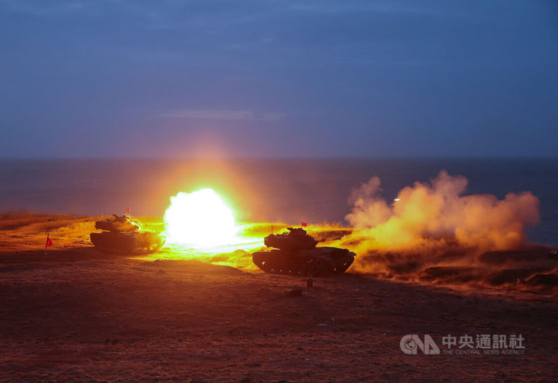 陸軍澎湖防衛指揮部19日清晨實施「鎮疆操演」實彈射擊，各項武器相輔相成，全程透過實戰化演練，充分發揮高效能聯合打擊能力。圖為M60A3戰車集火對海射擊。中央社記者趙世勳攝 111年10月19日