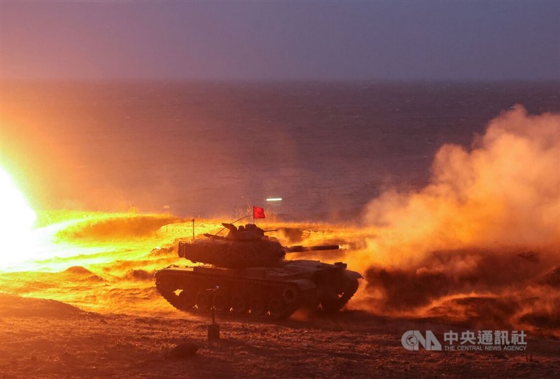 為驗證部隊實戰化訓練成效，陸軍澎湖防衛指揮部19日凌晨實施「鎮疆操演」實彈射擊，由M60A3戰車實施灘岸戰鬥，即使天候不佳，國軍仍以各型火砲依序擊發，展現強大火力。中央社記者趙世勳攝 111年10月19日