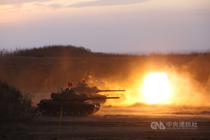 陸軍澎湖防衛指揮部19日清晨實施「鎮疆操演」實彈射擊，以應對敵軍登陸作戰，展現官兵平時勤訓精練成果。操演最後由M60A3戰車朝灘岸挺進，火砲依序擊發。中央社記者趙世勳攝 111年10月19日