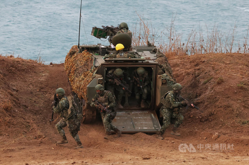 為強化戰力，陸軍澎湖防衛指揮部19日清晨實施例行性「鎮疆操演」，展現官兵平日戮力備戰成果。官兵自CM21裝甲車迅速下車作戰。中央社記者趙世勳攝 111年10月19日