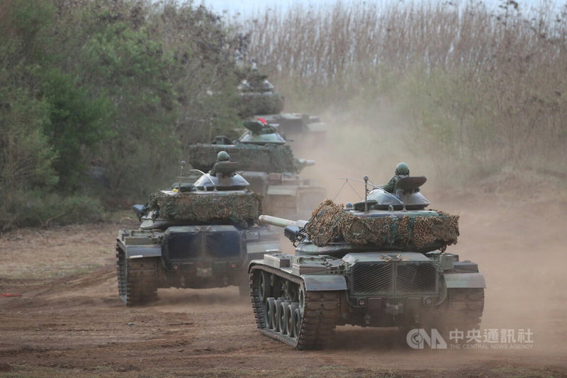 為驗證部隊實戰化訓練成效，陸軍澎湖防衛指揮部19日清晨實施每月例行「鎮疆操演」，M60A3戰車射擊完後快速轉移陣地。中央社記者趙世勳攝 111年10月19日