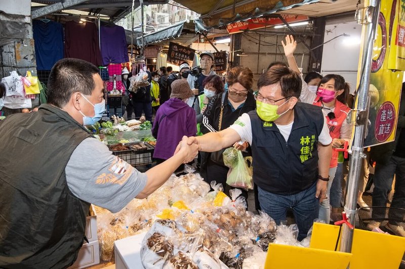 民進黨新北市長參選人林佳龍（前右）19日前往新店建國市場等地掃街拜票，他表示，市場掃街主要是想多接觸基層人民，握緊每一雙手。（林佳龍選辦提供）中央社記者黃旭昇新北傳真  111年10月19日