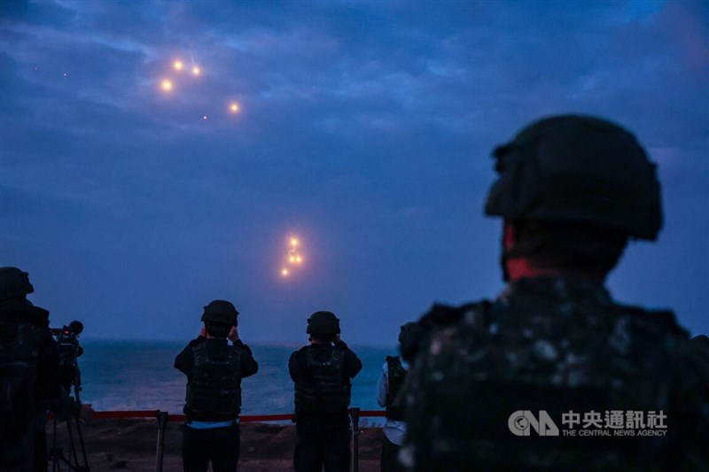 陸軍澎湖防衛指揮部19日清晨進行每月一次的「鎮疆操演」，國軍首先實施「短程防空作戰」發射照明彈，火光劃破天際。中央社記者趙世勳攝 111年10月19日