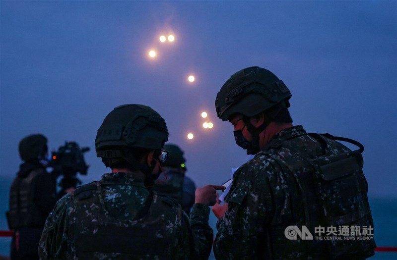 陸軍澎湖防衛指揮部19日清晨實施每個月例行性的「鎮疆操演」，此次操演以想定狀況誘導部隊，依敵軍作戰進程實施射擊，國軍首先發射照明彈進行模擬操演。中央社記者趙世勳攝 111年10月19日