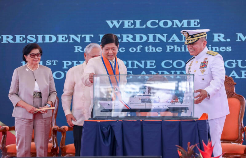 菲律賓總統小馬可仕（右2）19日表示，將支持海巡隊現代化。（圖取自facebook.com/BongbongMarcos）