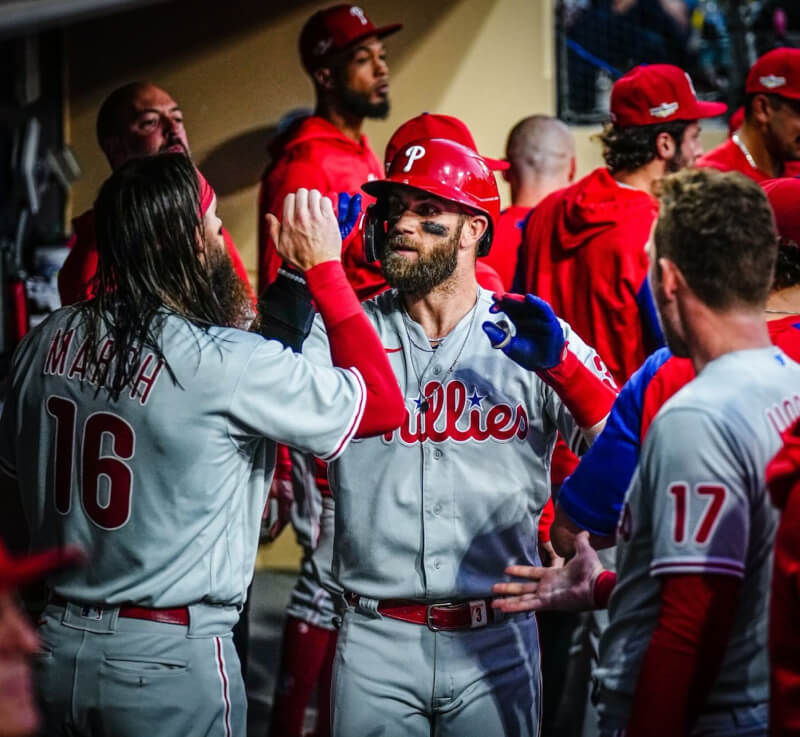 MLB費城費城人18日以2比0完封聖地牙哥教士，搶下國聯冠軍賽首戰勝利。（圖取自twitter.com/Phillies）
