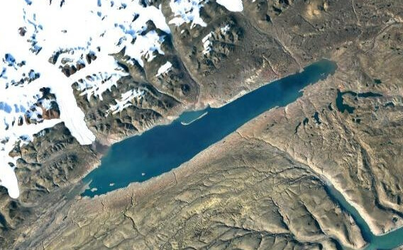 加拿大研究團隊希望藉由檢驗取自北極黑曾湖的樣本，了解氣候變遷可能如何影響病毒溢出風險。圖為黑曾湖衛星雲圖。（圖取自Google地圖網頁google.com/maps）
