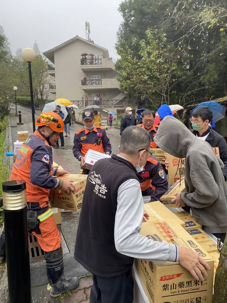 公路總局第一區養護工程處18日晚間由台7線桃園端大曼往宜蘭方向搶通多處坍方災點，並運送補給物資給受困民眾，19日上午再與相關單位從台7線巴陵至明隧道區間接駁民眾脫困。（桃園市政府提供）中央社記者葉臻傳真 111年10月19日