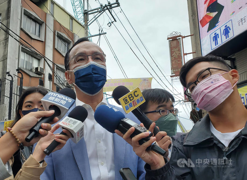 國民黨主席朱立倫（前左）20日受訪時表示，相信苗栗鄉親最後一定會力挺實實在在、清清白白的縣長參選人謝福弘，謝福弘禁得起考驗，拜託大家在最後階段團結支持。中央社記者王鴻國攝  111年10月20日