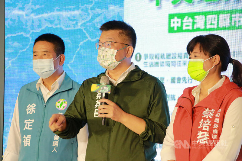 民進黨台中市長參選人蔡其昌(中)20日出席記者會後受訪表示,台中市民是務實理性有智慧的選民,他相信大家投票不會以誰來站台作為依據,還是會以執政成績、未來牛肉在哪裡為依據。左為民進黨苗栗縣長參選人徐定禎、右為同黨南投縣長參選人蔡培慧。中央社記者蘇木春攝 111年10月20日