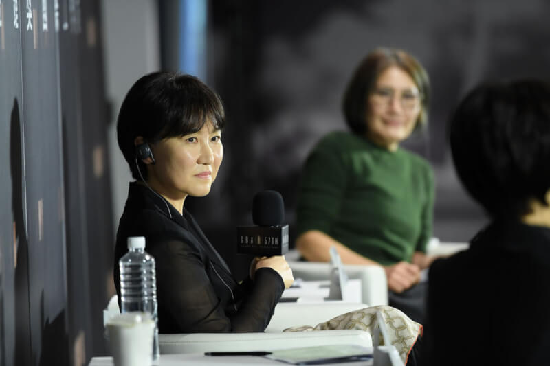 知名韓國編劇朴海英（左）受第57屆金鐘獎主辦單位邀請，來台分享創作經驗。她建議年輕編劇多多累積生命經驗，才能創作出動人故事。（三立提供）中央社記者王心妤傳真 111年10月20日