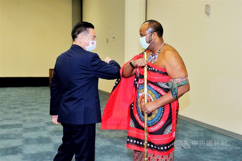 非洲友邦史瓦帝尼國王恩史瓦帝三世（King Mswati III）（右）20日親自率領訪問團搭乘專機來台訪問，外交部長吳釗燮（左）親赴機場接機，雙方互碰手肘致意。中央社記者吳睿騏桃園機場攝 111年10月20日